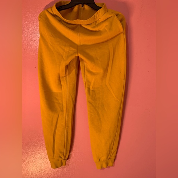 Super cute and cheap yellow sweatpants, extremely comfortable for your kid - Picture 4 of 6